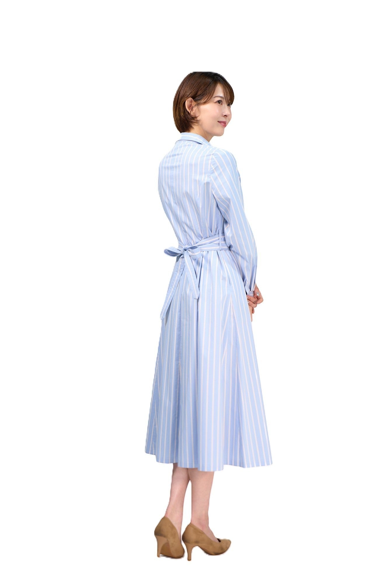 FABRICEの青と白のストライプ柄、長袖、フィット＆フレアワンピース。ウエストリボン付き。綿混素材。