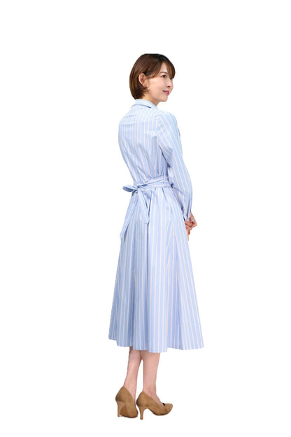 FABRICEの青と白のストライプ柄、長袖、フィット＆フレアワンピース。ウエストリボン付き。綿混素材。