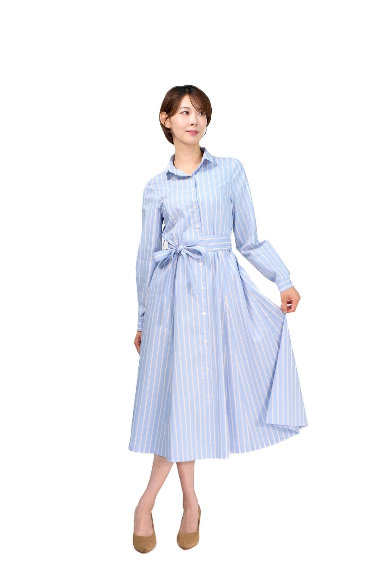 FABRICEの青と白のストライプ柄、長袖、フィット＆フレアシャツワンピース。ウエストリボン付き。