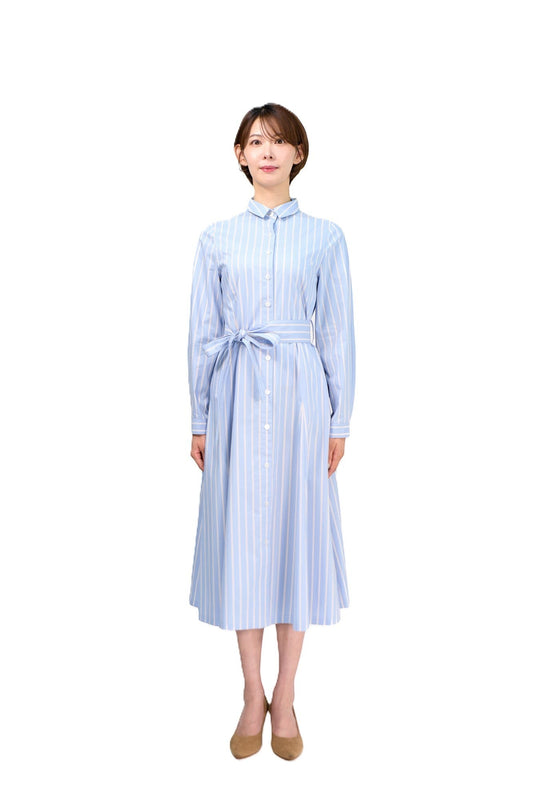 FABRICEの青と白のストライプ柄、長袖、フィット＆フレアシャツワンピース。ウエストベルト付き。